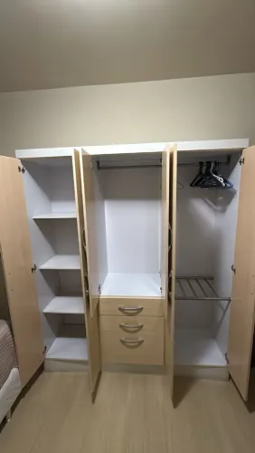 Vendo guarda roupa usado em bom estado entrego com taxa desmontado já