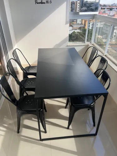 Mesa e cadeiras com pouco mais de 1 ano de uso 