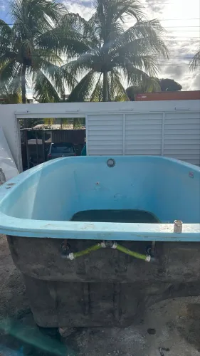 Piscina de Fibra semi nova completa com motor medindo 5,50x2,50x1,40