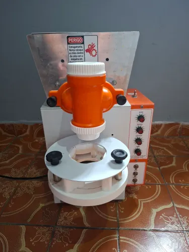 Vende se uma máquina de fazer salgado