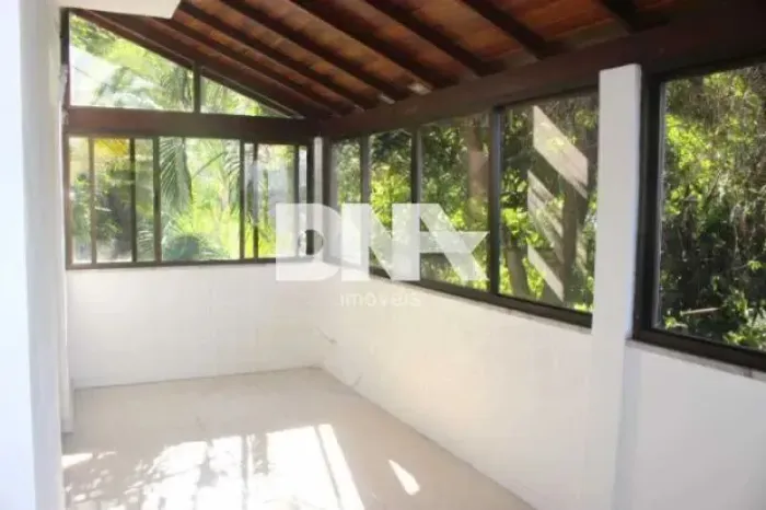 Casa em Condomínio - / Residencial / Laranjeiras