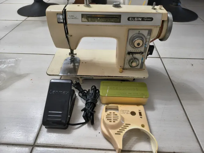 Máquina de costura da marca ELGIN , modelo GENIUS / SUPER AUTOMÁTICA, 220 - Funcionando
