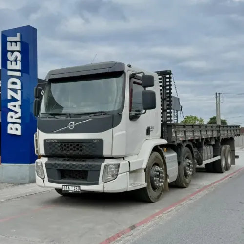 Volvo VM 330 8x2 ano 2022, automático com carroceria de 9,30m