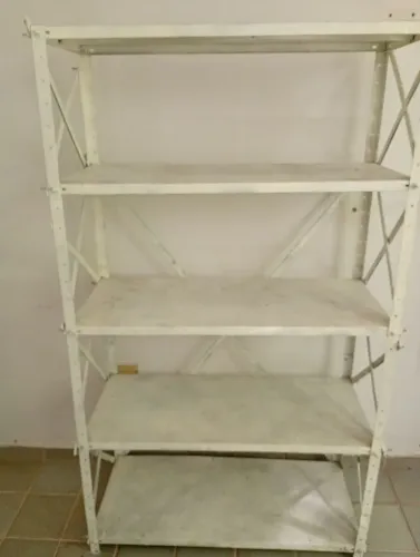 Estante de aço reforçada com 5 prateleiras.