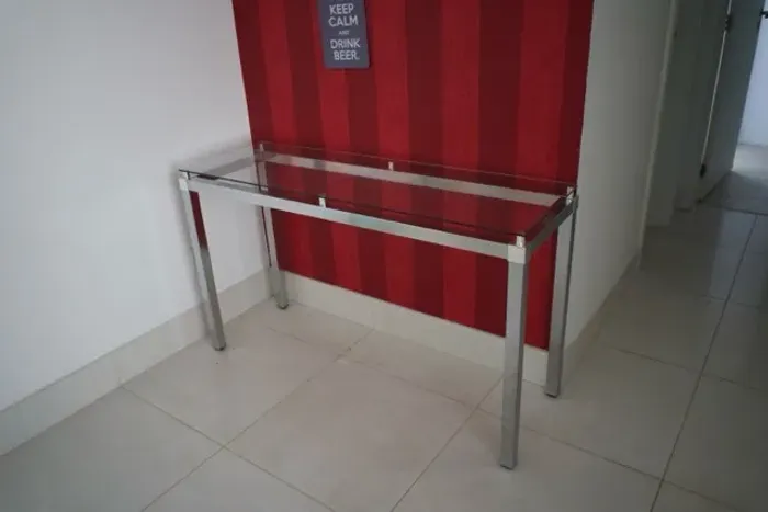 Conjunto Aparador e Mesa Lateral em Vidro e Inox - Design Clean/Moderno