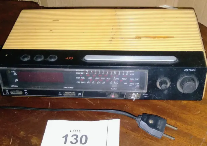 1 Rádio relógio 127 volts Anos 80-Para restauro-Não testado-Sem garantia de funcionamento.