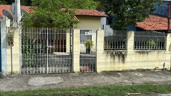 Casa em Condomínio Fechado no Bairro de Cosmos - RJ