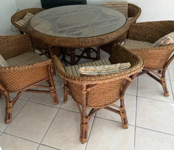 Mesa de jantar seis lugares em junco natural