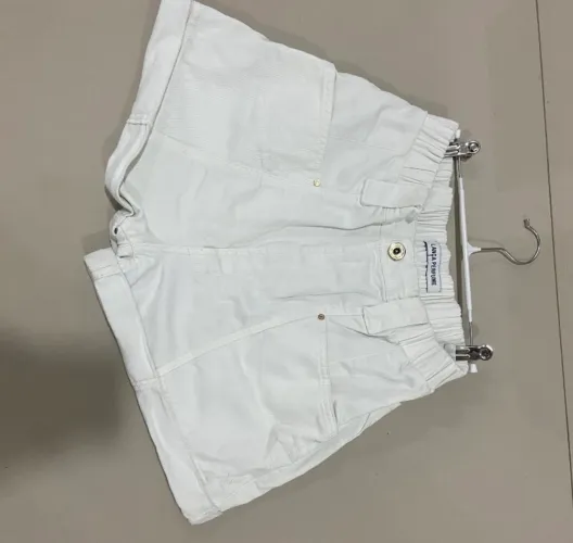 short jeans branco lança perfume
