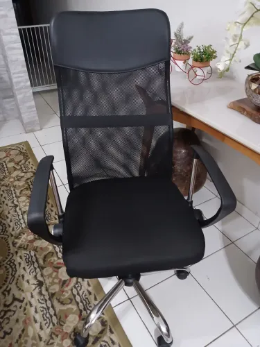 CADEIRA PRESIDENTE DE ESCRITÓRIO GIRATÓRIA, REGULAGEM DE ALTURA, ESTOFADO COURO, MESH