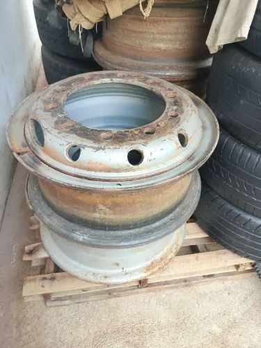 Vendo 5 rodas de 10 furos com câmeras de ar para caminhão