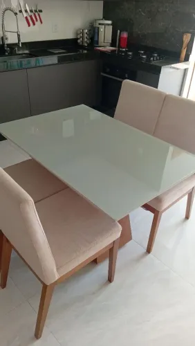 Vende-se mesa tampo de vidro pintado com 4 cadeiras estofadas