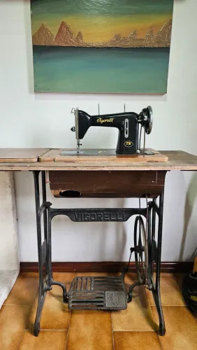 Máquina de Costura Antiga Vigorelli de Pedal com Gabinete Original - Decorativa