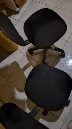 Cadeira tipo secretária com rodízio