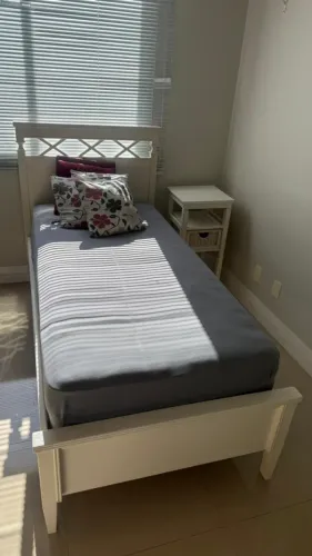Cama de madeira maciça com colchão - cor branca - solteiro
