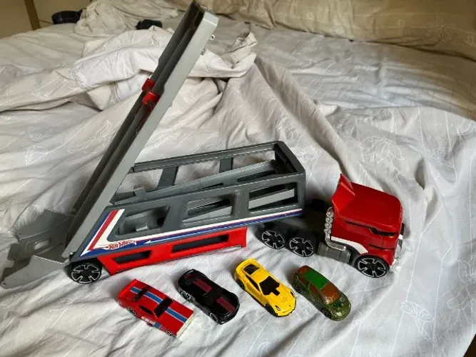 carreta cegonha vira rampa lançadora Hot Wheels e 4 carrinhos 1/64 metal