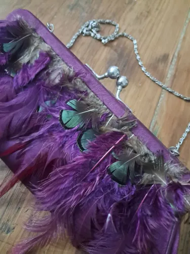 Clutch Festa em Cetim com Adorno em Plumas e Alça em Corrente - PARFOIS, Lisboa