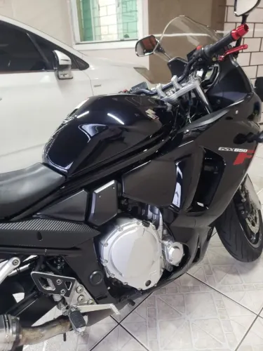 Vendo gsx650f muito nova.