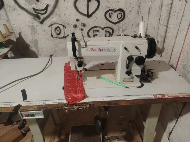 Máquina de costura reta e zig zag