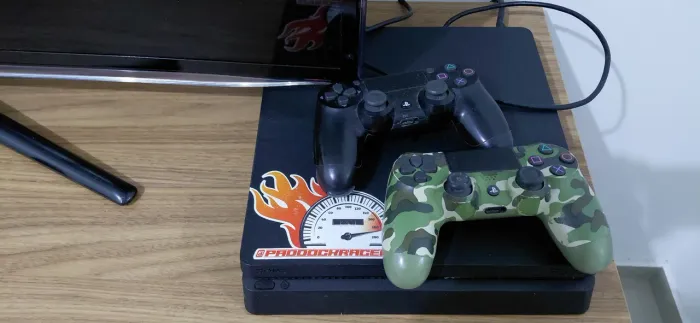 vendo ps4 900reais c dois controles unico dono 900reais, tratar c suzi *