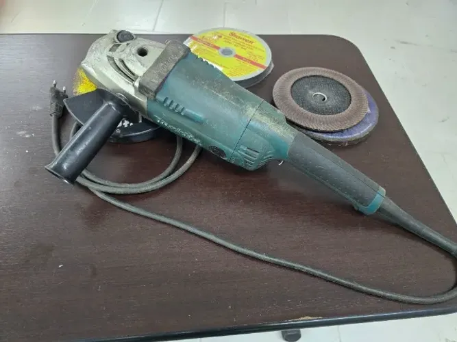 Esmerilhadeira Angular 7 GA7020 220v 2200w Com Discos - USADA