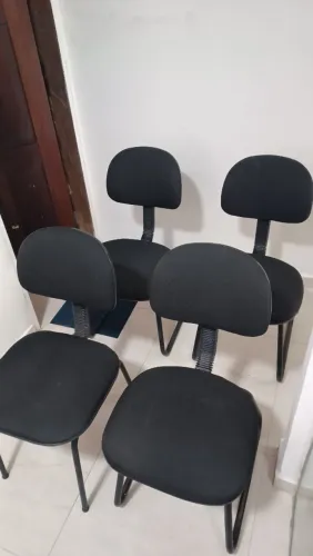 Quatro Cadeiras para escritório em bom estado