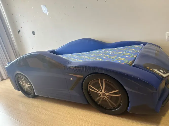 Cama infantil ( formato de carro) 