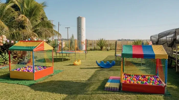 Aluguel de cama elástica, piscina de bolinhas, jogos de mesas para festas