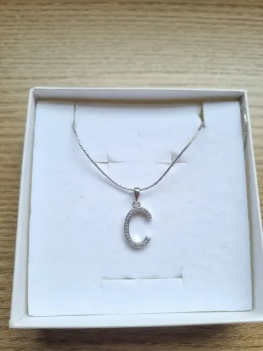 colar de prata cravejada da letra "c" novo - magnolia (marca)