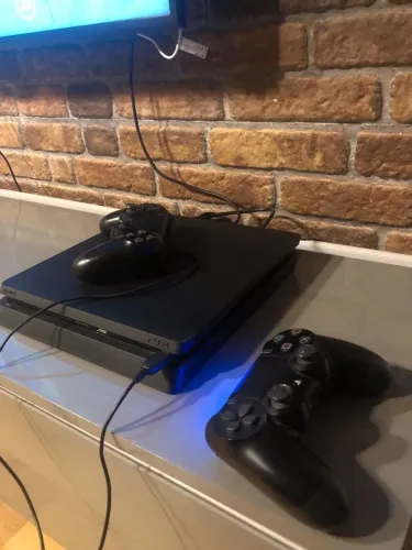 Playstation 4 Slim 2 controles + Jogo - aceito cartão até 18x