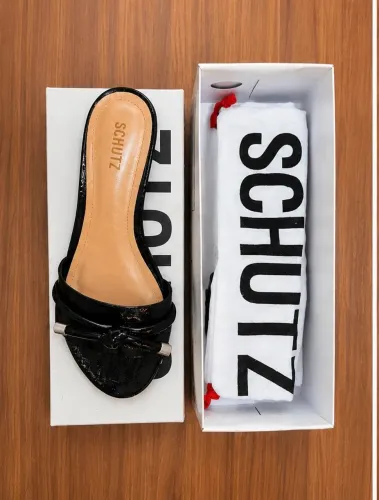 Vendo sandália Schutz original, nº 39/40. Nunca usada! Acompanha caixa e saquinho original
