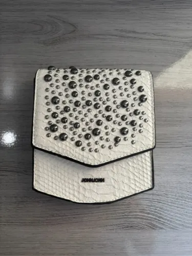 Bolsa John John, na cor off white, com aplicações.