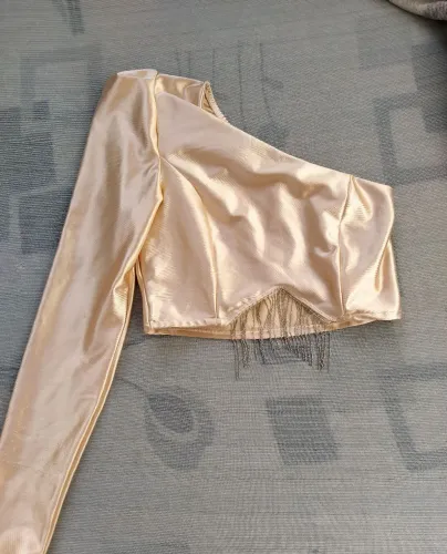 Blusa dourada uma manga
