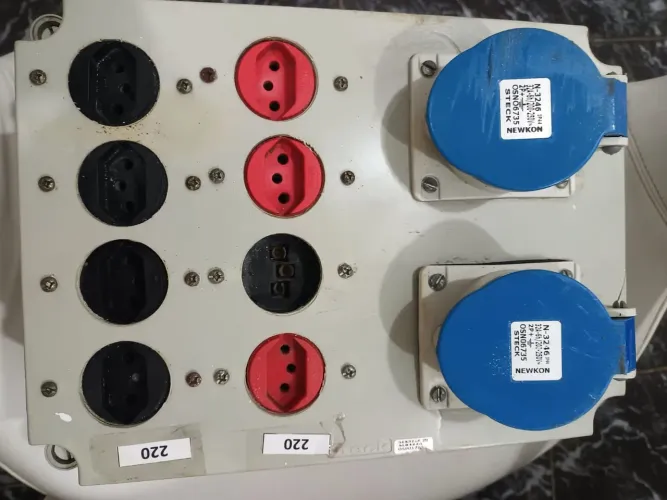 Caixa de tomadas industrial.