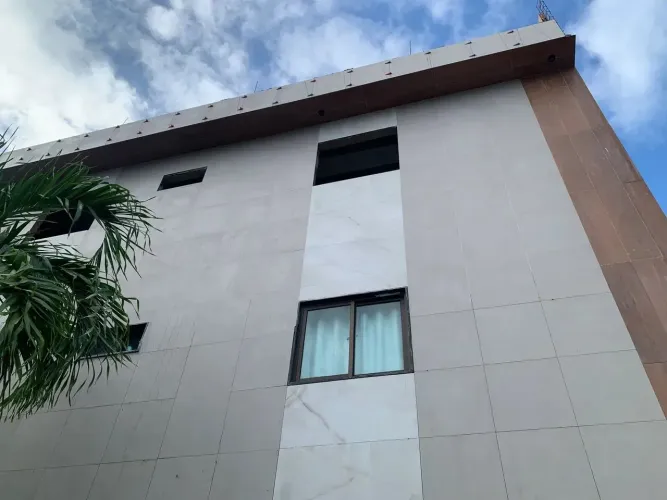 Prédio c/ 21 APT Studios Mobiliados e Alugados. RENDA CERTA. 30m do Mar. IMPERDÍVEL p/ Inv