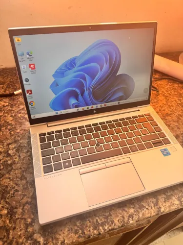 HP EliteBook da linha empresarial, com i5 de 11ª geração, 16 GB de RAM e SSD de 477 GB