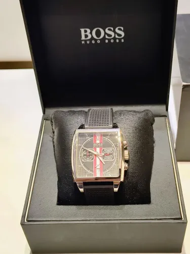 Relógio Hugo Boss cronógrafo detalhes em vermelho, caixa Aço e pulseira de borracha.<br><br><br><br>