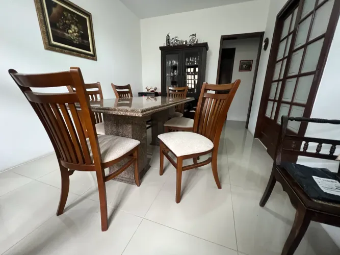 Mesa de jantar com 6 cadeiras 