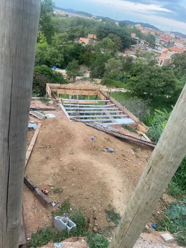 Vende-se uma área já com laje e um galpão por 55 mil 