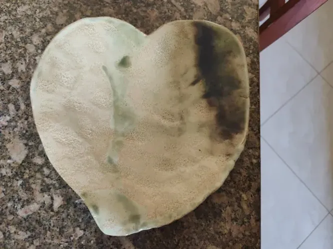 Prato esculturada em cerámica em formato de coraçao.