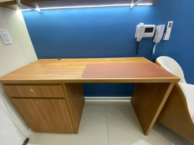 Mesa de escritório freijó com 1 gaveta e 1 armário