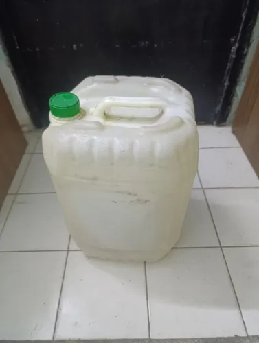Galão de plástico com tampa ( capacidade 20 litros)