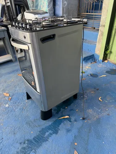 Fogão inox com mesa de vidro e acendimento automático