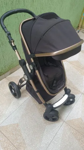Carrinho de Bebê com bebê conforto