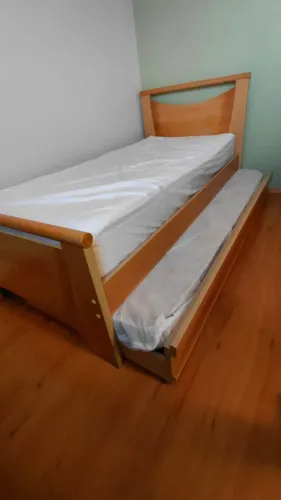 Cama solteiro em madeira com colchão + cama auxiliar também com colchão.