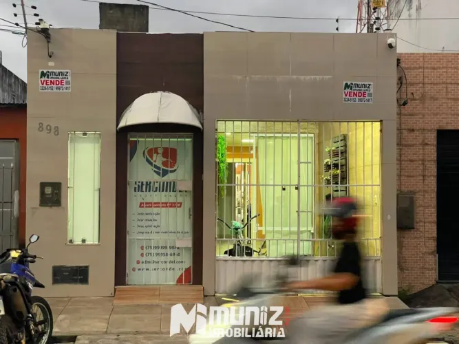 vende-se casa com piscina e 01 escritório ao lado no bairro Suissa