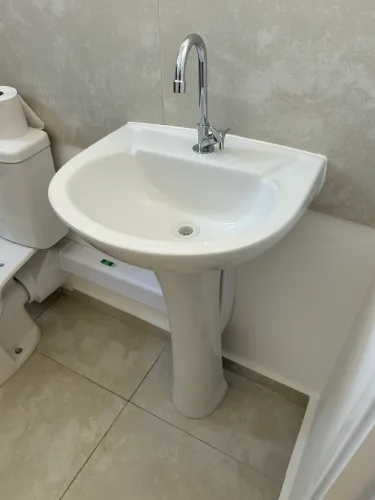 Pia para banheiro com torneira