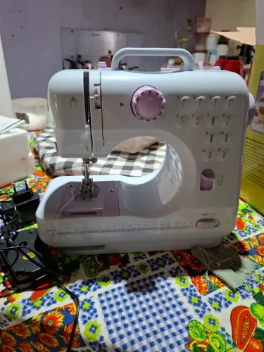 Vendo esta mini máquina de costura comprei e não sei usar nunca usei valor r$ 150