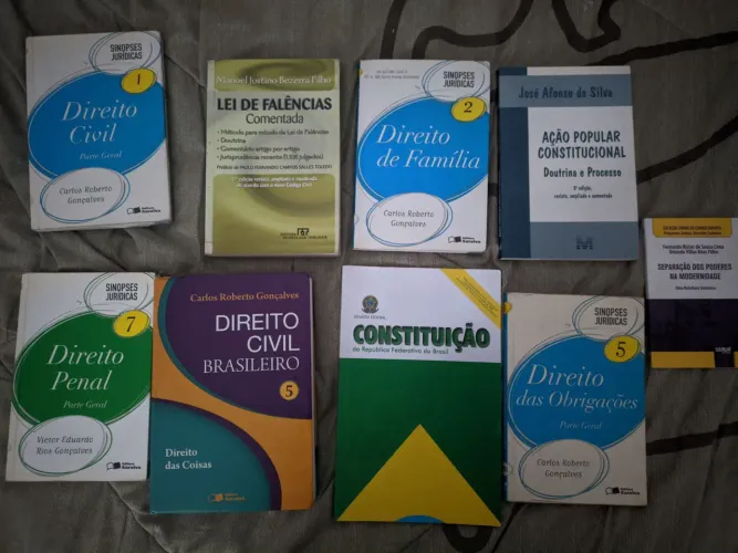 Lote de livros jurídicos