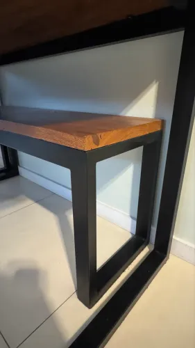 mesa + banco + 2 cadeiras + 2 prateleiras com suporte - madeira angelim